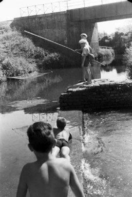 Patellani, Federico - Milano. Naviglio - coppia di bambini pesca mentre altri due osservano.