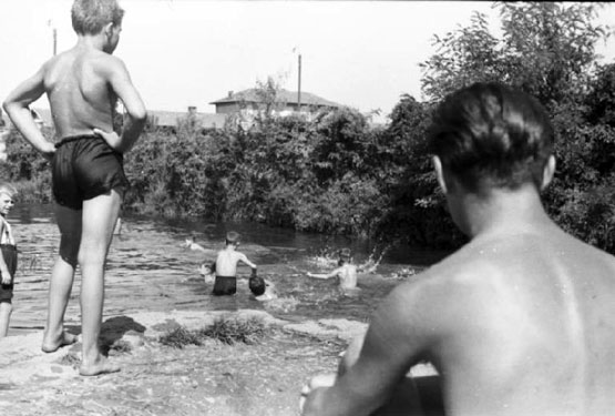 Patellani, Federico - Milano. Naviglio - gruppo di bambini nuota nell'acqua del canale.