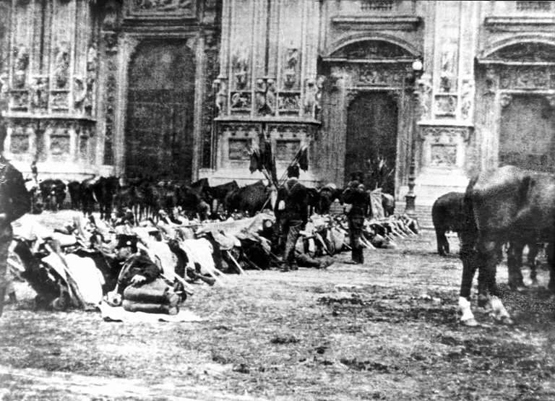 Comerio Luca - Moti di Milano: stato d'assedio. I soldati presidiano piazza del Duomo.
