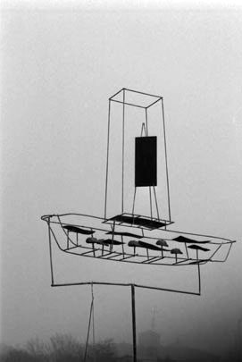 1967, Dintorni di Milano. Il viaggio, scultura di Fausto Melotti del 1961;