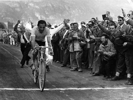 35° Giro d'Italia. Fausto Coppi taglia il traguardo a Bolzano. Folla esultante. - Petrelli, Valentino