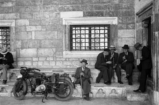 Patellani, Federico - Viaggio in Jugoslavia. Dubrovnik (Ragusa): scene di vita quotidiana - gruppo di uomini anziani che discute tra loro. 