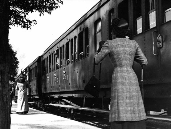 Scena del film Il padrone sono me - Regia Franco Brusati - 1955 - Attori non identificati alla stazione