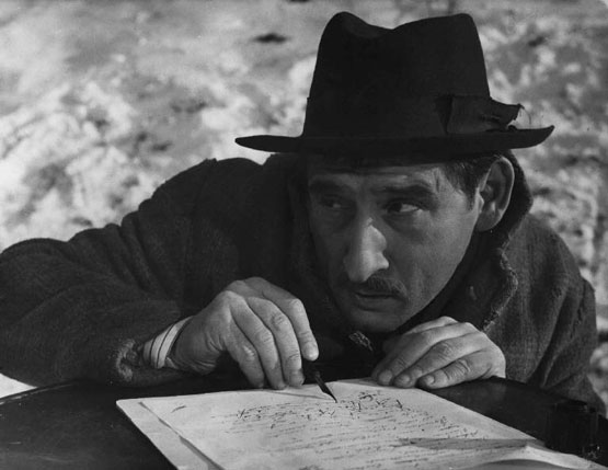 Scena del film Il cappotto - Regia Alberto Lattuada - 1952 - Primo piano dell'attore Renato Rascel intento a scrivere