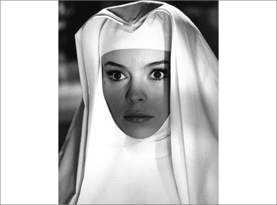 Scena del film Lettere di una novizia - Regia Alberto Lattuada - 1960 - Primo piano dell'attrice Pascale Petit in abito da suora
