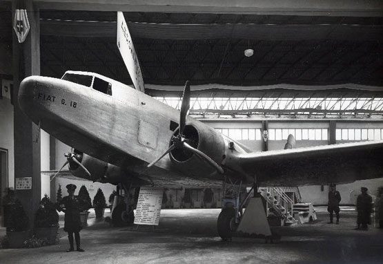 Fiera di Milano - Salone internazionale aeronautico 1935 - Sezione italiana - Stand della Aeronautica d'Italia Fiat - Stabilimento Fotografico Crimella