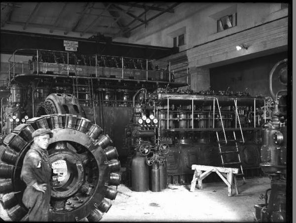  Costruzione dello stabilimento idrovoro della Travata - Centrale termoelettrica - Sala macchine - Motore diesel Franco Tosi Foto 1928 