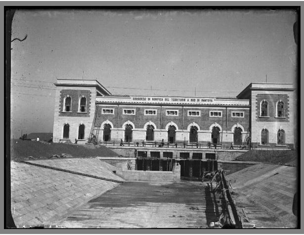 Stabilimento idrovoro della Travata - Impianto idrovoro - Fossato Gherardo - Muro di prova della portata delle pompe Foto 1920-1930
