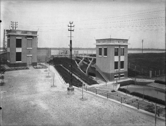 Mantova - Valletta Valsecchi - Stabilimento idrovoro - Cabina di trasformazione e impianto – Canale Foto 1933