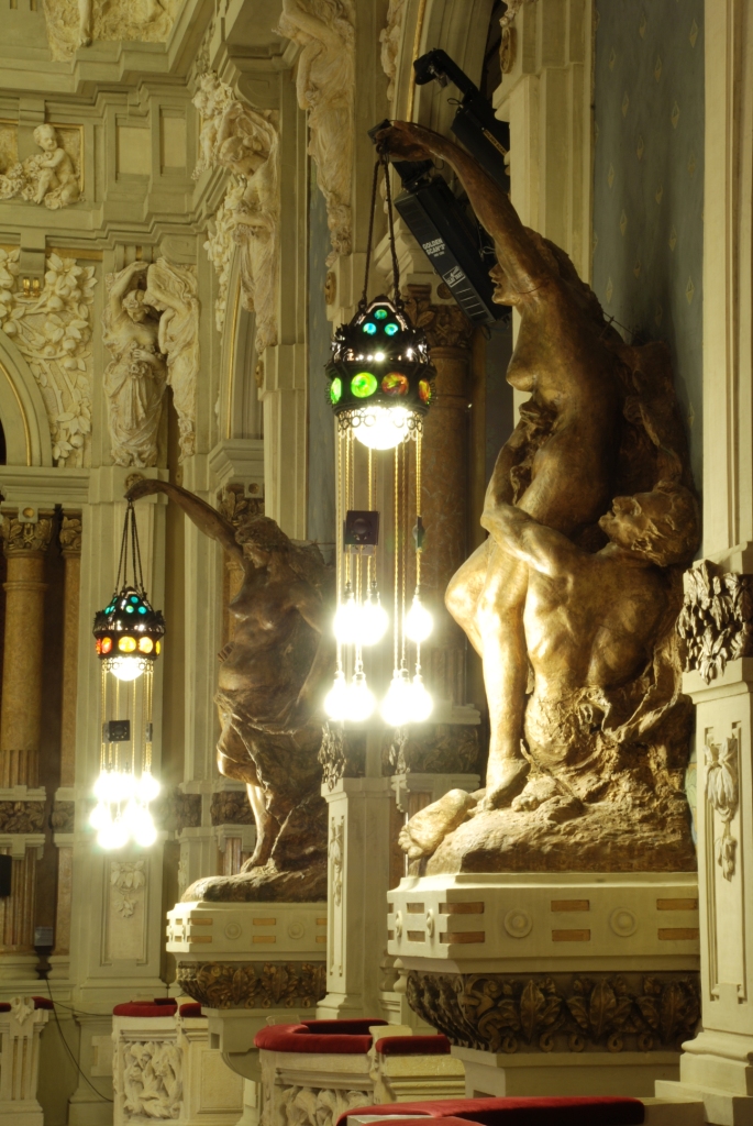 Grand Hotel, salone centrale, decori e lampadari