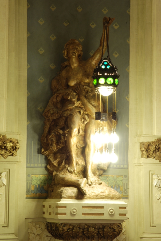 Grand Hotel, salone centrale, decori e lampadario