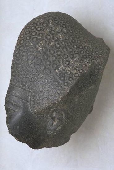 Testa frammentaria di Faraone, datata al Nuovo Regno(1550 -1069)