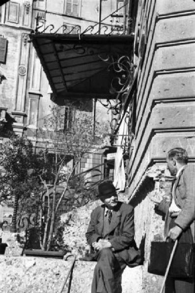  Patellani, Federico - Ingresso dell'Albergo Popolare con alcuni ospiti. 12 luglio 1945