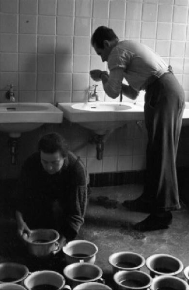 Patellani, Federico. Un'addetto allo svuotamento dei pitali e un cliente dell'Albergo Popolare. 12 luglio 1945