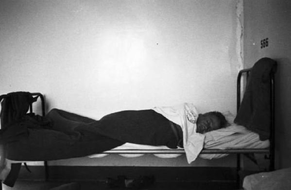 Patellani, Federico. Albergo popolare, un ospite che dorme. 12 luglio 1945