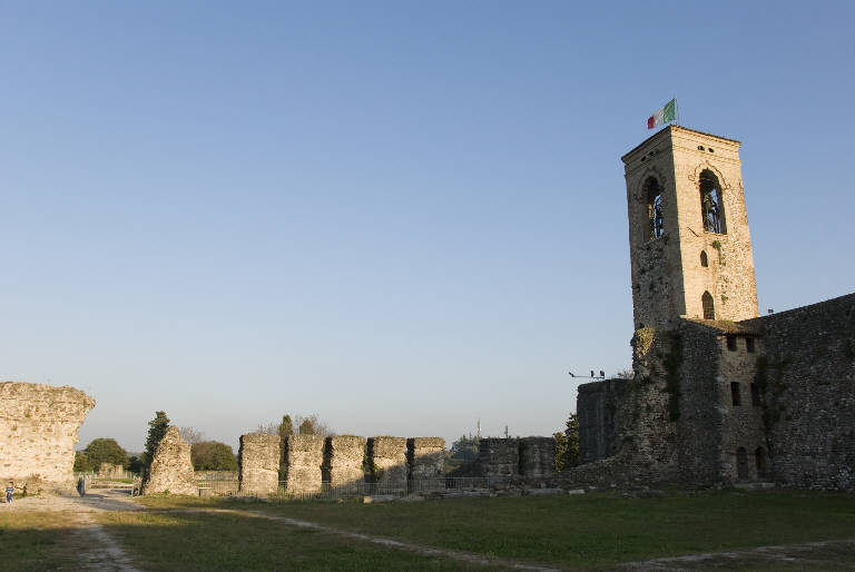 Interno delle mura del Castello