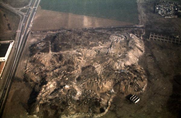 Veduta aerea della Montagnetta del Parco Nord dopo i lavori di bonifica e pulizia, © Francesco Borella – Archivio Parco Nord - 1986-1987 (<a href="https://www.lombardiabeniculturali.it/fotografie/schede/IMM-5d010-0000052/?view=ricerca&offset=4">link alla scheda</a>)