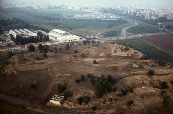 Veduta aerea della Montagnetta del Parco Nord rispettivamente dopo i lavori di bonifica e pulizia, durante i lavori di modellazione,