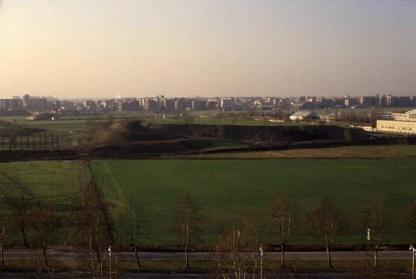 Il settore Montagnetta del Parco Nord dall’alto da casa di Sandra Macchi durante i lavori di rimodellamento e semina, 1987, © Francesco Borella – Archivio Parco Nord