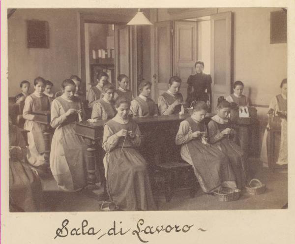 Istituto dei Ciechi di Milano - Scuola di lavoro - Riparto femminile - Interno di aula - Lezione di lavori di maglieria e uncinetto - Allieve - Maestra