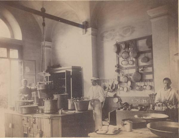 Istituto dei Ciechi di Milano - Cucina - Interno - Cuochi ai fornelli