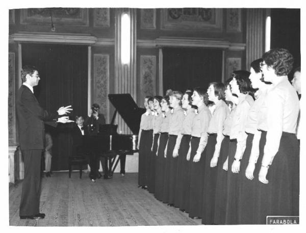 Istituto dei Ciechi di Milano - Sala dei concerti Barozzi - Interno - Palco - Concerto - Esibizione del coro accompagnato dal pianoforte - Canto corale - Direttore del coro