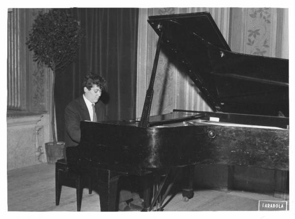 Istituto dei Ciechi di Milano - Sala dei concerti Barozzi - Interno - Saggio di fine anno scolastico - Palco - Esibizione di un allievo dell'Istituto al pianoforte