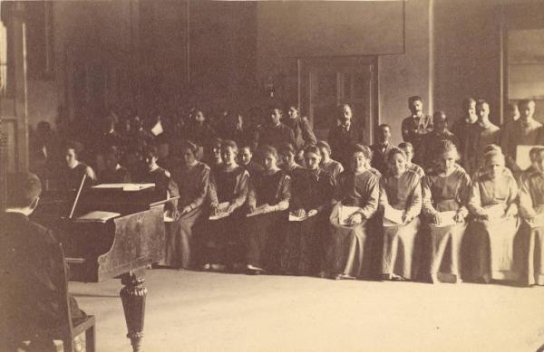 Istituto dei Ciechi di Milano - Scuola di canto corale - Interno - Lezione di teoria - Allieve sedute con in mano lo spartito in Braille - Pianoforte