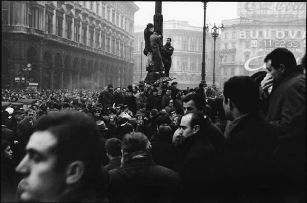 Milano - piazza Duomo - funerali delle vittime della strage di Piazza Fontana - folla di cittadini Colombo, Cesare