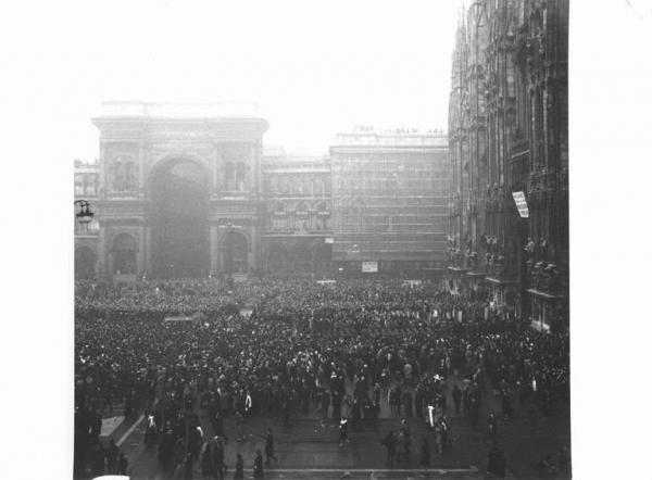 Strage alla Banca Nazionale dell'Agricoltura di Piazza Fontana - Piazza del Duomo - Funerali delle vittime - Folla di persone Loconsolo, Silvestre