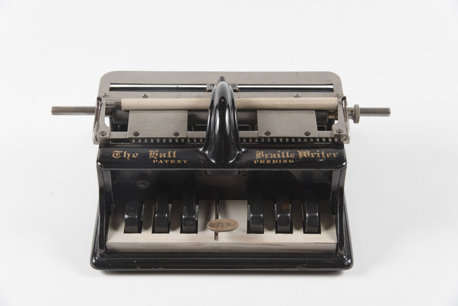 Macchina per scrivere per non vedenti in braille, modello Hall Braille Writer, appertenuta dalla celebre sordocieca e attivista Hellen Keller (1880-1968)