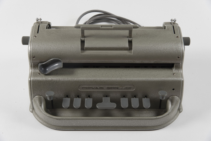 macchina per scrivere per non vedenti in braille, modello Perkins Brailler ideata nel 1951 da David Abraham nel Massachusetts (USA)