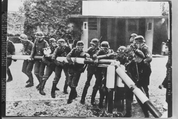 Truppe tedesche infrangono la barriera di confine nella città polacca di Sopot (Zoppot) la mattina del 1 ° settembre 1939