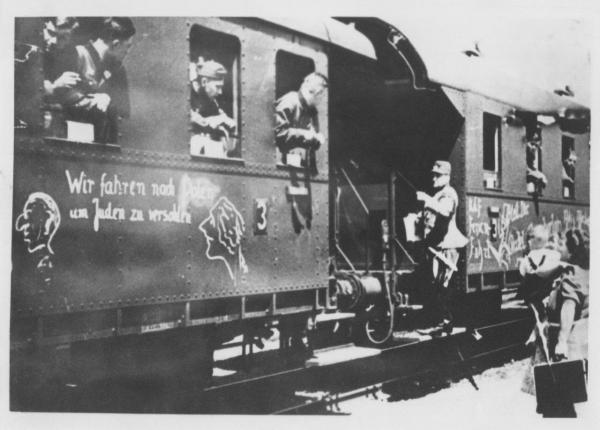 Militari tedeschi su un treno diretto in Polonia. Su una carrozza la scritta “Andiamo in Polonia per suonarle agli ebrei”. 