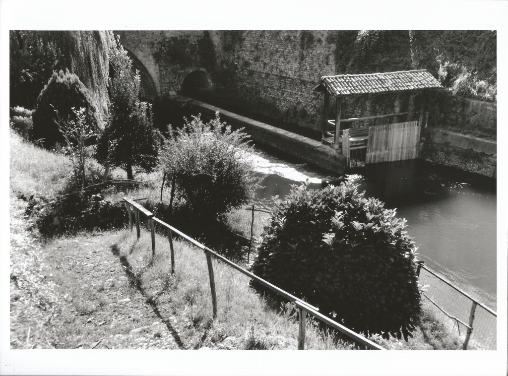 Figura 11 - Il Lavatoio coperto sul Naviglio della Martesana a Groppello d'Adda - Foto di Gianni Berengo Gardin 
