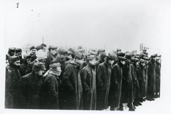 Soldati italiani, catturati dopo l’armistizio di Cassibile e internati nel campo di Benjaminowo (vicino a Varsavia), durante l’appello mattutino