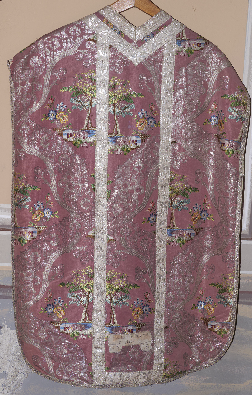 Fig. 14 Pianeta in tessuto in taffetas liseré broccato con racemi floreali donata nel 1737 dai devoti a santa Rosalia. Mese, San Vittore 