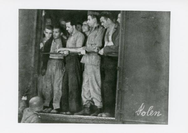 Soldati italiani, catturati dai tedeschi dopo l’armistizio di Cassibile, su un vagone bestiame diretto in un campo di concentramento in Polonia. 