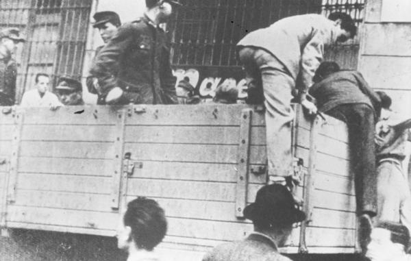 Cittadini vengono caricati su un camion dai militari tedeschi per essere inviati ai lavori forzati in Germania. Milano, luglio 1944 Autore sconosciuto