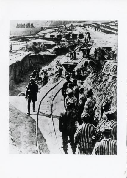 Il capitano (SS-Hauptsturmführer) Georg Bachmayer visita la cava di granito del campo di concengramento di Mauthausen per verificarne la produzione
