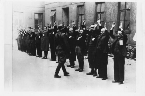 Arresto dei capi del dipartimento ebraico della fabbrica di armamenti di Brauer durante la repressione della rivolta del ghetto di Varsavia, aprile-maggio 1943