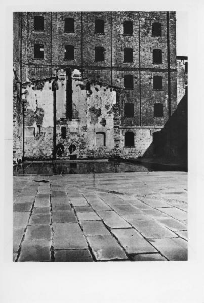 Campo di concentramento Risiera di San Sabba a Trieste: facciata interna con i segni dell’edificio del forno crematorio. Trieste, 1975-1980 Autore sconosciuto