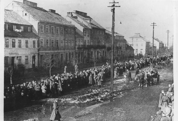 Rastrellamento di ebrei in una città della Polonia