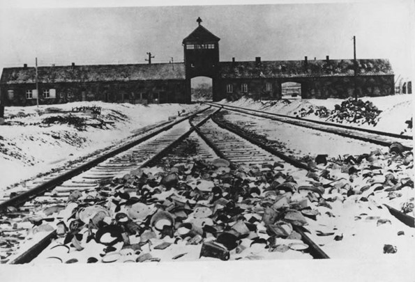 Cancello di ingresso del campo di concentramento di Auschwitz-Birkenau con binario dei treni. Polonia, Auschwitz, post 1945 Fotografia realizzata da Mucha Stanislaw dopo la liberazione (<a href="https://www.lombardiabeniculturali.it/fotografie/schede/IMM-o9010-0000286/?view=ricerca&amp;offset=213"><strong>link alla scheda</strong></a>)