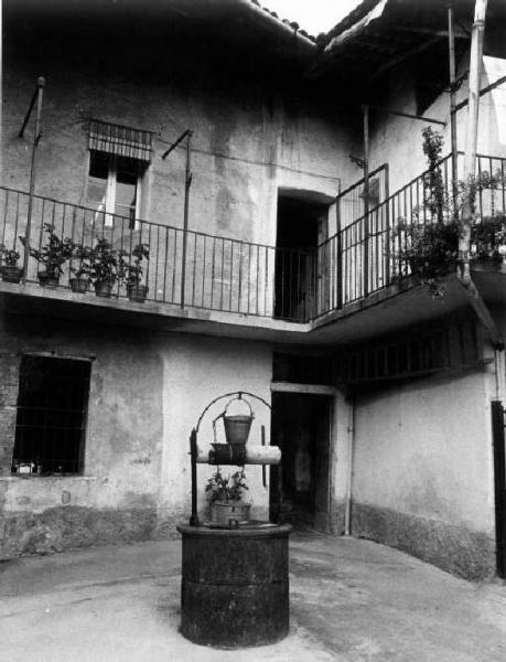 Il pozzo. Cortile di cascina con pozzo. Bellamio, Otello