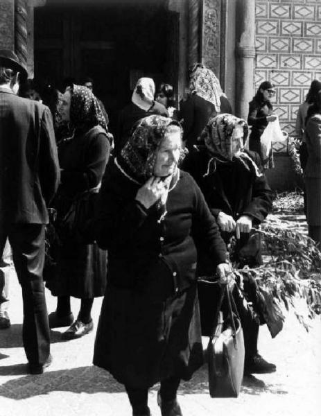 L'uscita dalla chiesa. Longhini Bosio, Clara