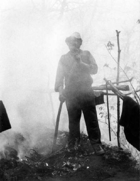 Il carbonaio. Uomo brucia fascine. Fiora, Vittoria