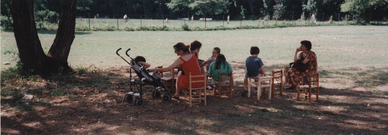 Parco Nord, educazione ambientale con famiglie e bambini nel giardino dell'Aula verde © Anonimo - Archivio fotografico Parco Nord Milano