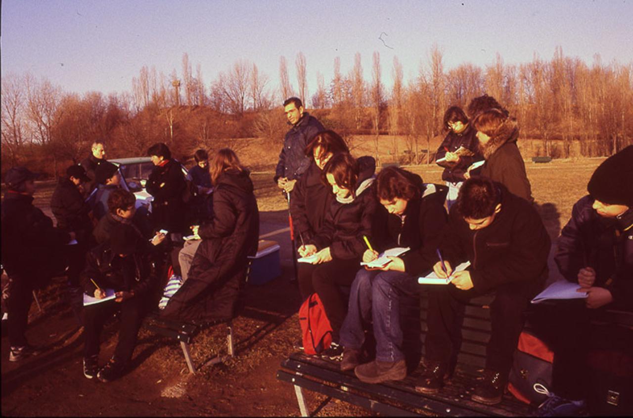 Parco Nord, attività educativa con una scuola secondaria, 2000 © Massimo Urso - Archivio fotografico Parco Nord Milano