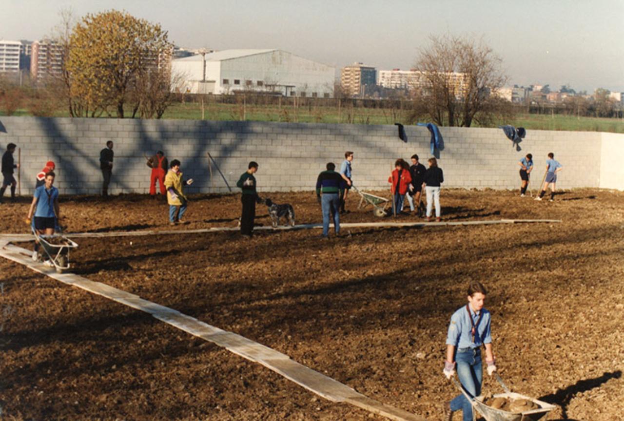 Parco Nord, scout e Guardie Ecologiche Volontarie (Gev) allestiscono una porzione di vivaio, 1990 © Anonimo - Archivio fotografico Parco Nord Milano